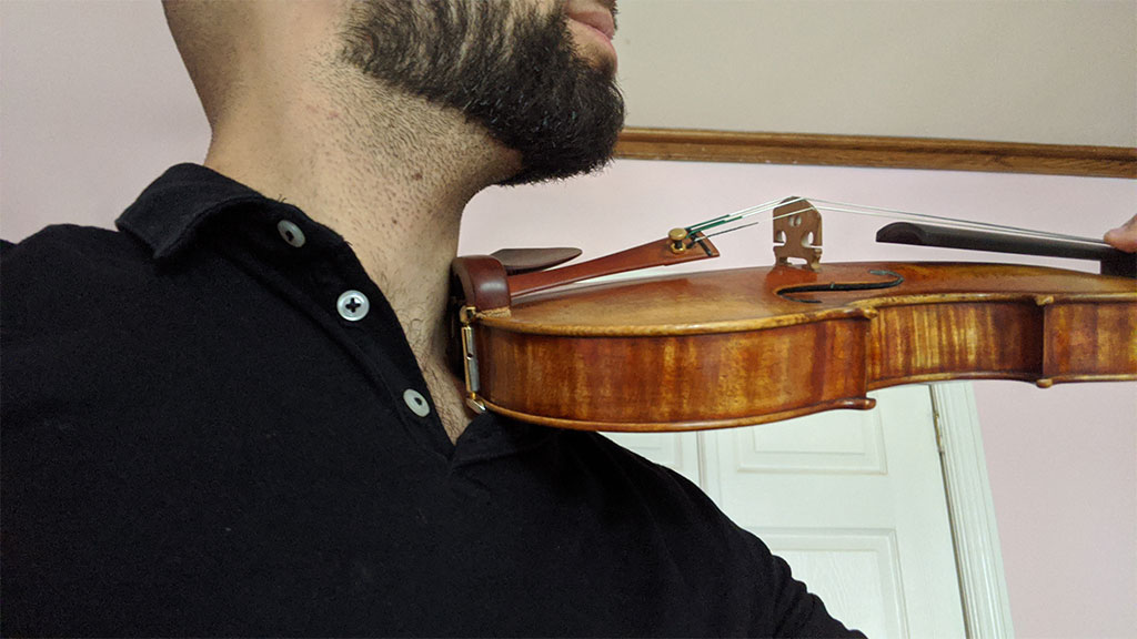 Violin-on-collarbone-5-tips-violin-lesson